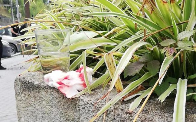 Un pañuelo ensangrentado en el lugar de los hechos.