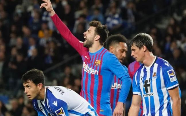 Piqué en un lance del partido Piqué en un lance del partido