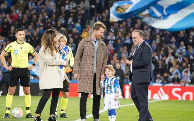 Zurutuza, junto a su familia, recibiendo la Insignia de Oro y Brillantes de manos de Aperribay
