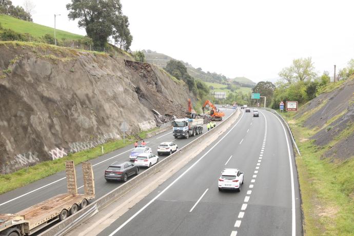 Desprendimiento sobre la A-8 en sentido Cantabria.