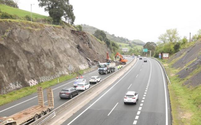 Desprendimiento sobre la A-8 en sentido Cantabria.