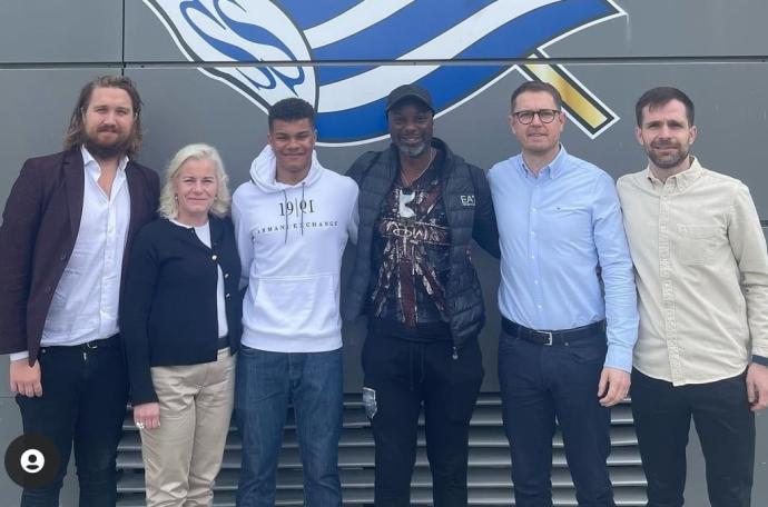 Santino Samuyiwa posa en las instalaciones de Zubieta después de firmar su contrato