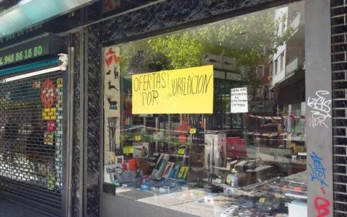 Cartel en el escaparate de la tienda en la calle Coronación.