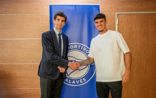 Fernández de Trocóniz estrecha la mano a Javi López.