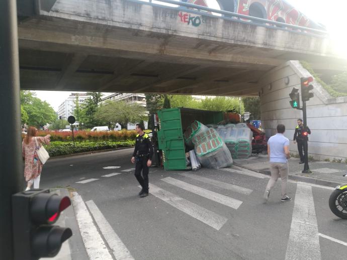 Vuelca un camión en el puente azul de Portal de Castilla