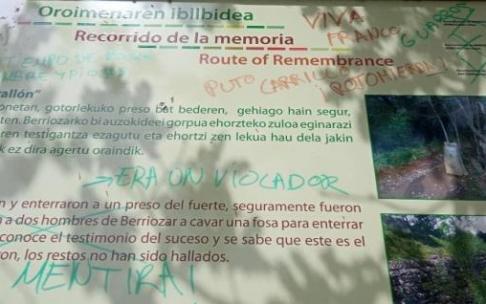 Aspecto que presenta uno de los carteles tras el ataque.