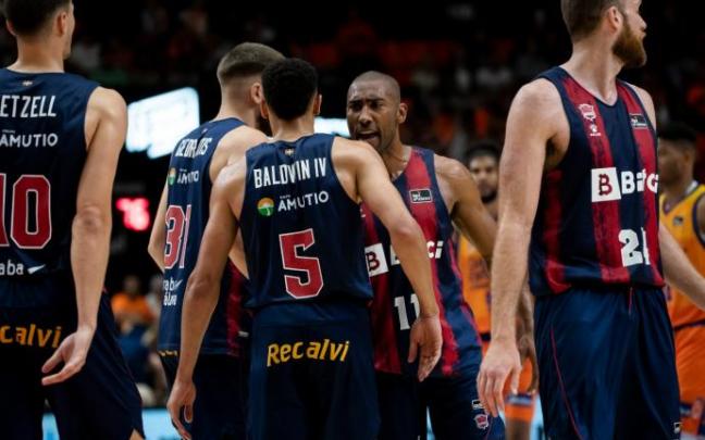 Los jugadores del Baskonia celebran su triunfo en la Fonteta.