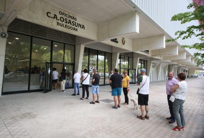 Colas en El Sadar para recoger entradas