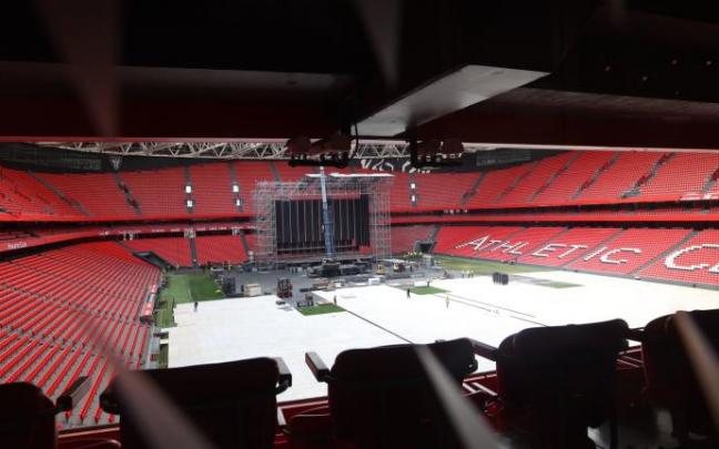 Los operarios ya trabajan en el montaje del escenario para el concierto del próximo sábado. Los operarios ya trabajan en el montaje del escenario para el concierto del próximo sábado.