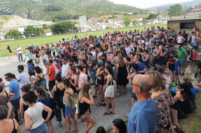 Participantes en la manifestación para reivindicar el instituto