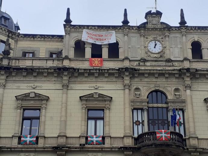 Imagen del Ayuntamiento ocupado por los jóvenes de Kontseilu Sozialista