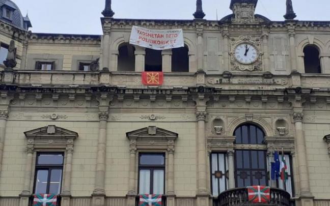 Imagen del Ayuntamiento ocupado por los jóvenes de Kontseilu Sozialista