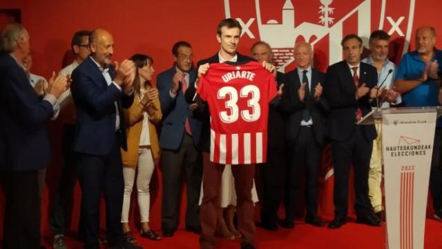 Jon Uriarte posa con una camiseta del Athletic en el acto de proclamación como presidente. Jon Uriarte posa con una camiseta del Athletic en el acto de proclamación como presidente.
