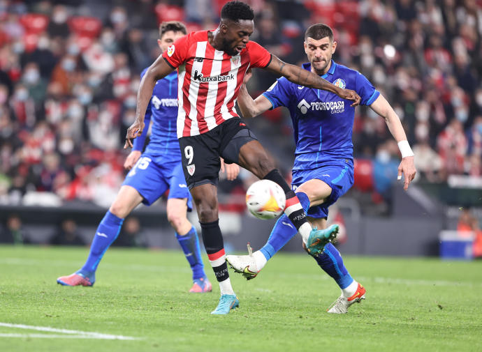 Iñaki Williams intenta controlar el balón ante la presencia de Mitrovic y Cuenca, defensas del Getafe