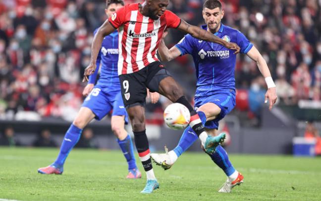 Iñaki Williams intenta controlar el balón ante la presencia de Mitrovic y Cuenca, defensas del Getafe