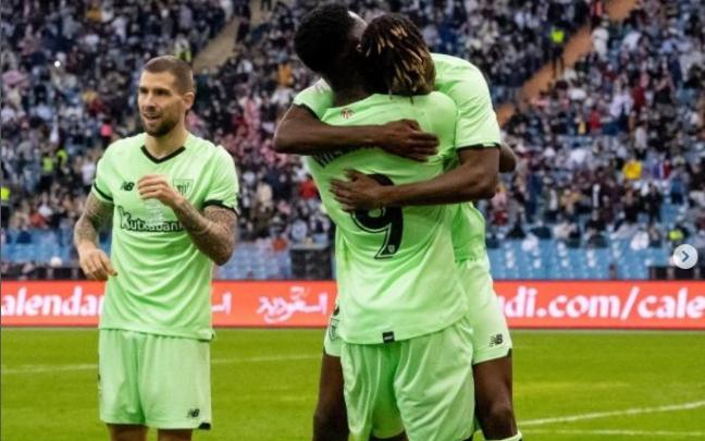 Nico e Iñaki Williams se abrazan en la semifinal. Nico e Iñaki Williams se abrazan en la semifinal.