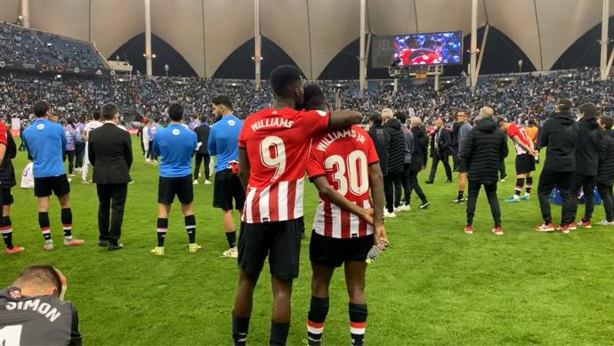 Iñaki y Nico Williams se abrazan tras caer ante el Real Madrid en la final de la Supercopa.