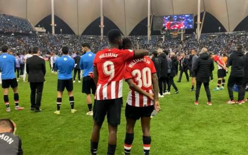 Iñaki y Nico Williams se abrazan tras caer ante el Real Madrid en la final de la Supercopa.