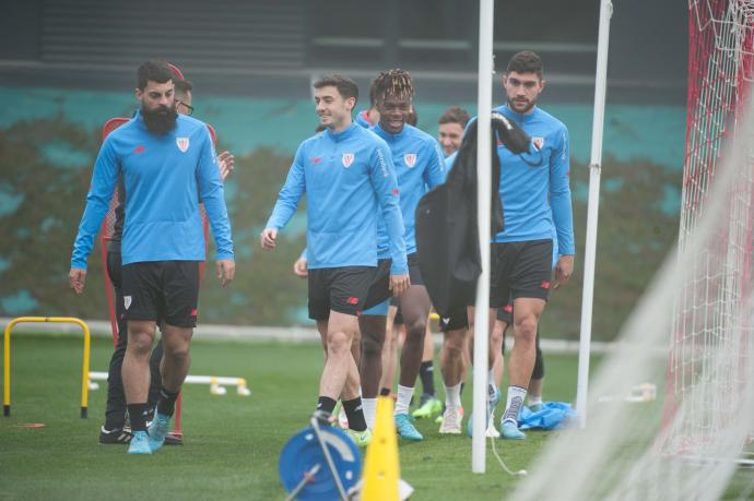 Nico Williams sonríe al inicio del entrenamiento de esta mañana en Lezama