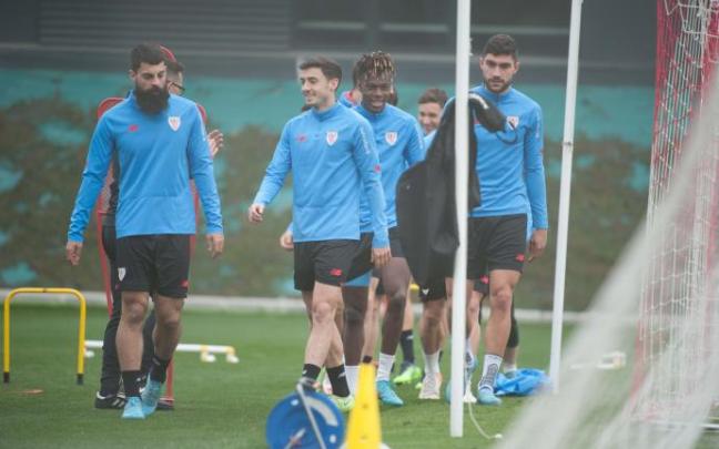 Nico Williams sonríe al inicio del entrenamiento de esta mañana en Lezama