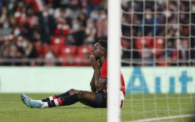 Iñaki Williams se lamenta de una ocasión fallada