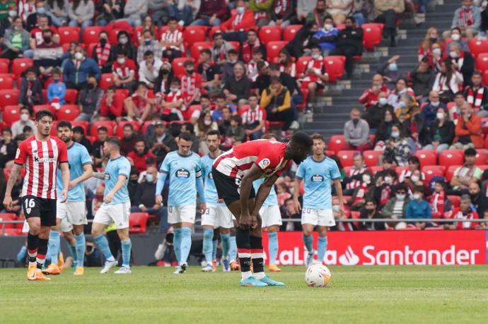 Los rojiblancos Unai Vencedor e Iñaki Williams, cabizbajos tras encajar el Athletic el primer tanto del Celta