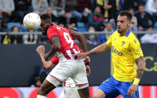 Iñaki Williams intenta un remate de cabeza a la portería del Cádiz ante la presencia del cadista Álvaro Negredo