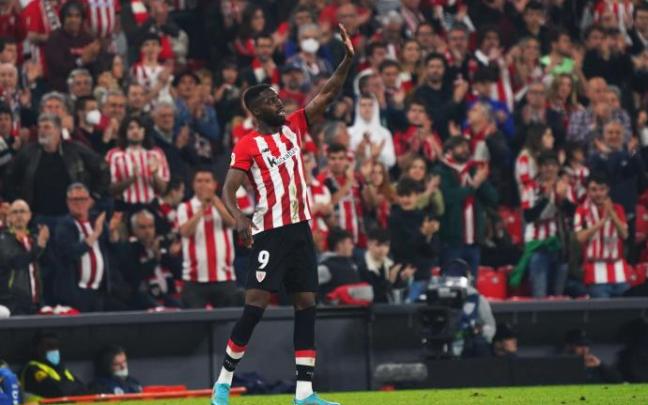 Iñaki Williams saluda a la grada tras marcar desde los once metros con maestría.