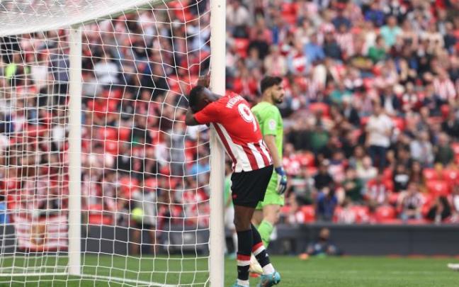 Iñani Williams se lamenta por una ocasión fallida.