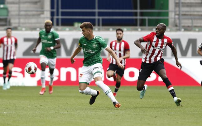 Iñaki Williams pelea por un balón con un jugador rival.