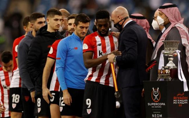 Iñaki Williams recoge la medalla de manos de Luis Rubiales. Iñaki Williams recoge la medalla de manos de Luis Rubiales.