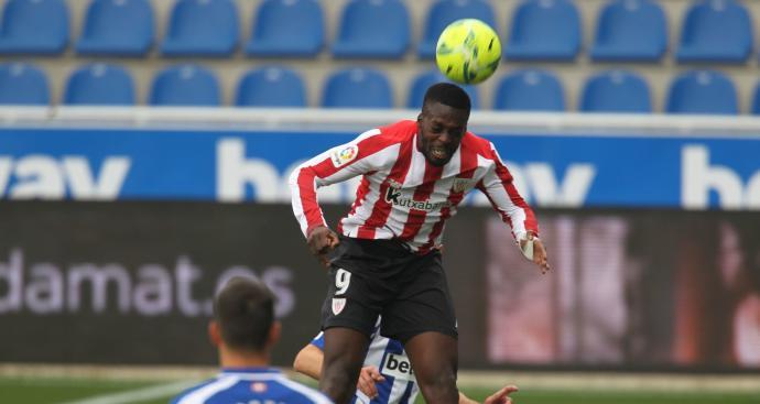 Iñaki Williams remata de cabeza durante un derbi contra el Alavés