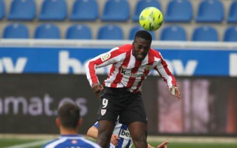 Iñaki Williams remata de cabeza durante un derbi contra el Alavés Iñaki Williams remata de cabeza durante un derbi contra el Alavés