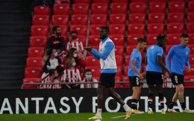 Iñaki Williams saluda a los aficionados durante el calentamiento.