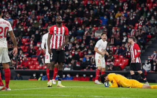 Iñaki Williams no acierta a superar a Bono.
