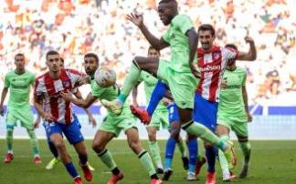 Iñaki Williams intenta rematar ante la presencia de Stefan Savic y Mario Hermoso.