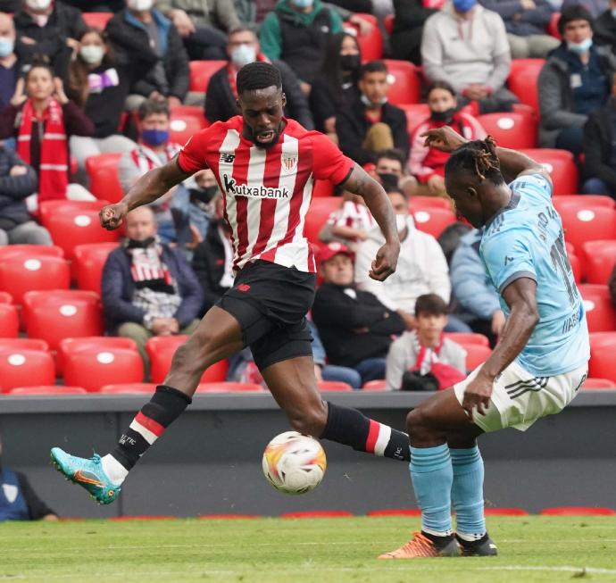 Iñaki Williams trata de controlar un balón ante Joseph Aidoo.