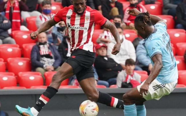 Iñaki Williams trata de controlar un balón ante Joseph Aidoo.