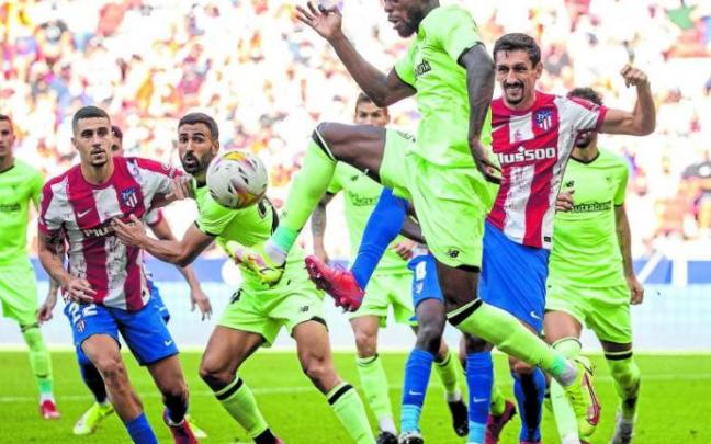 Iñaki Williams despeja el balón en el último duelo ante el Atlético en el Wanda Metropolitano