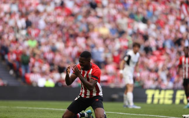 Iñaki Williams se lamenta de una ocasión fallada.