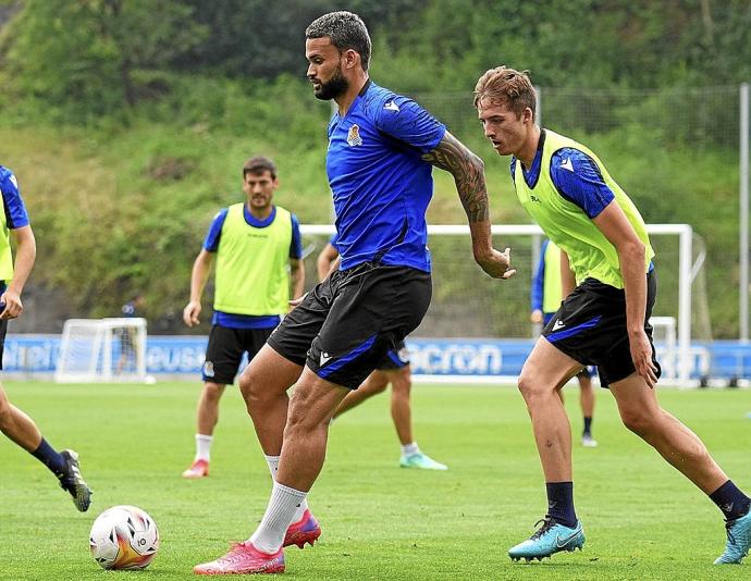 Willian José, defendido por Jon Pacheco durante el entrenamiento de ayer en las instalaciones de Zubieta. Foto: Real Sociedad