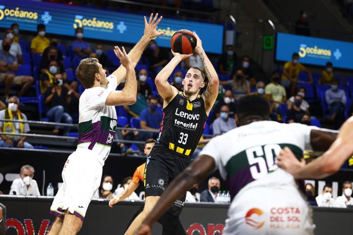 Kyle Wiltjer lanza a canasta ante el Unicaja.