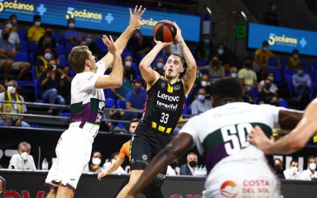 Kyle Wiltjer lanza a canasta ante el Unicaja.