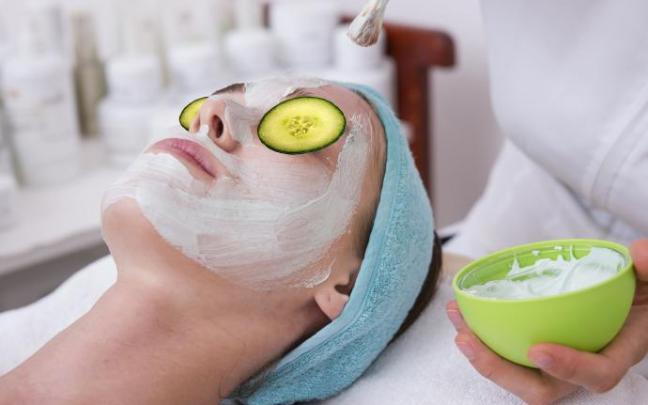 Una mujer durante un tratamiento de belleza con pepino. Una mujer durante un tratamiento de belleza con pepino.