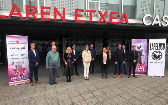 Representantes del Departamento de Cultura, con Esnaola, y del Instituto Navarro del Deporte, organizadores y algunas participantes en las dos carreras que se disputarán en mayor por las carreteras navarras