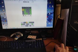 Una partida de Wordle, el juego de moda en internet, en una pantalla de ordenador.