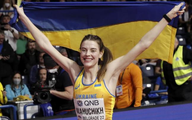 Yaroslava Mahuchikh posa sonriente con la bandera de Ucrania. Yaroslava Mahuchikh posa sonriente con la bandera de Ucrania.