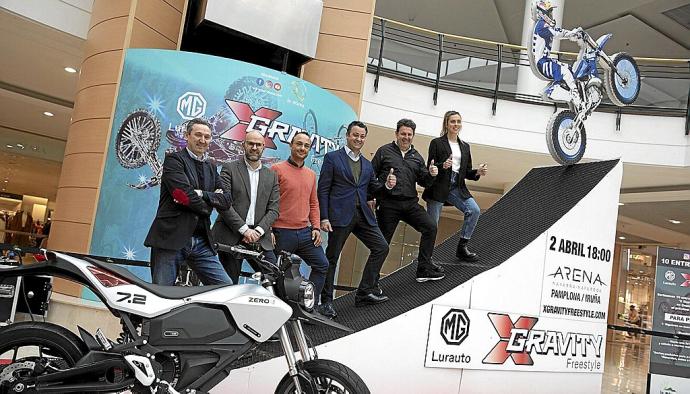 Presentación de X-Gravity en La Morea. De i. a d.: Carlos Mangado, director de CM; Fernando Aranguren, concejal de Deportes del Ayuntamiento de Pamplona; Andrés Bayón, director comercial de Lorauto; Luis Miguel García, director general de Lorauto; Patxi L