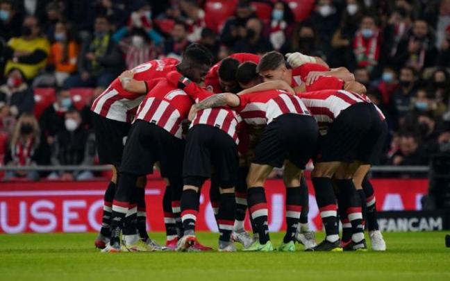 Los jugadores del Athletic hacen la piña antes de jugar contra el Cádiz Los jugadores del Athletic hacen la piña antes de jugar contra el Cádiz