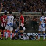 Iñigo Martínez ve la tarjeta roja en el derbi ante la Real